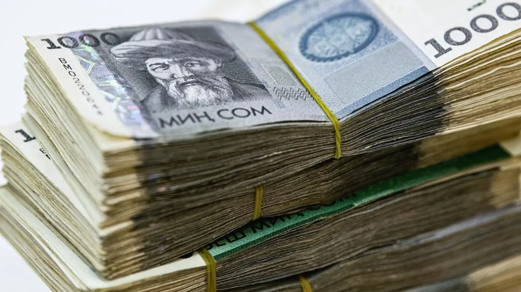 Рубль и тенге укрепились, евро снова ниже 100 сомов. Курсы валют на 15 июля