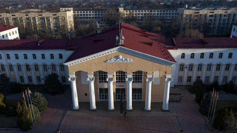 Учиться в Бишкеке стало слишком дорого. Депутаты предлагают снизить цены на контракты в вузах