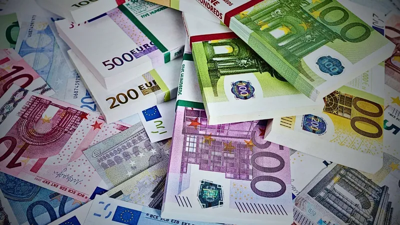 Рубль снизился впервые за неделю. Курс валют на 22 мая в Кыргызстане
