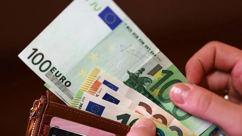 Евро, рубль и тенге просели к сому. Курс валют на 3 июня