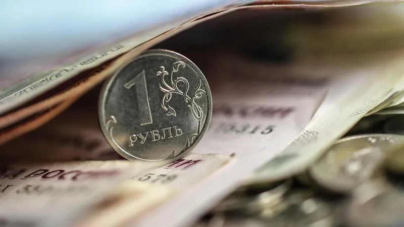 Евро обновил минимум года, тенге заметно подешевел: курсы валют в Бишкеке на 6 октября