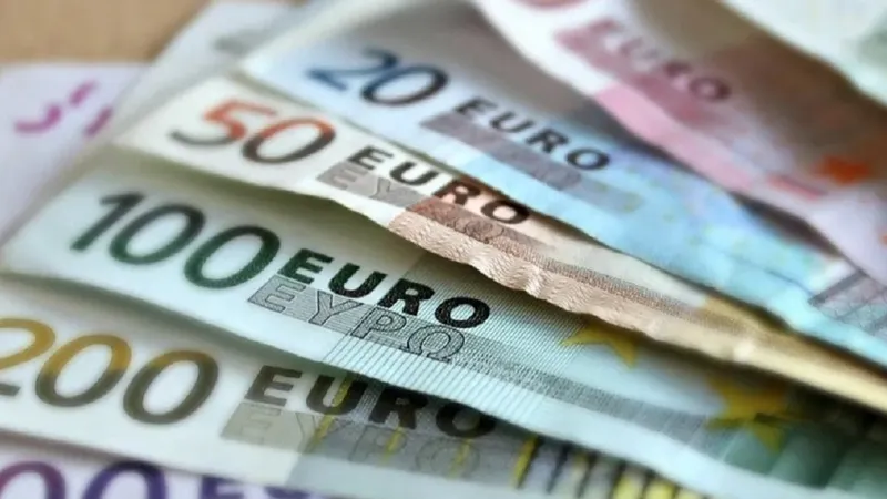 Рубль резко подешевел, евро пошёл в рост: курсы валют в Бишкеке на 7 октября