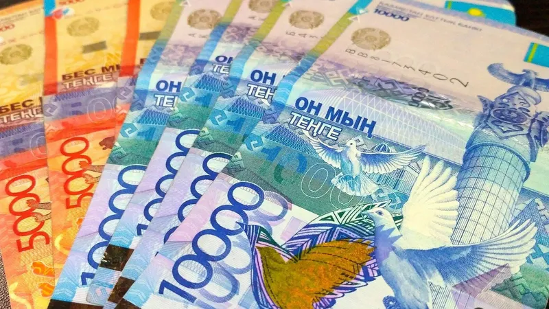 Евро обновил годовой минимум, рубль и тенге дешевеют: курсы валют на 9 октября