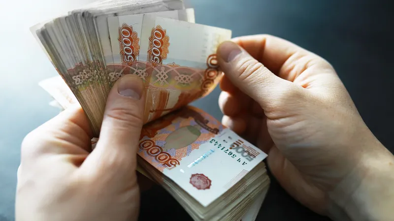 Курсы валют на 14 августа: рубль продолжает падение, евро также дешевеет